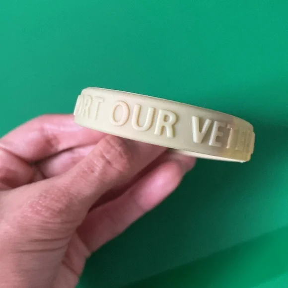 Army coyote tan “Support Our Veterans” silicone bracelet - Picture 3 of 10